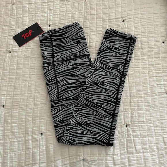 🦓gym people zebra print leggings🦓 - Picture 2 of 6